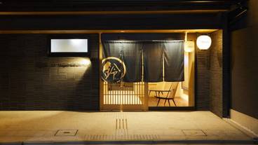 施設の正面 (日没後) / 5