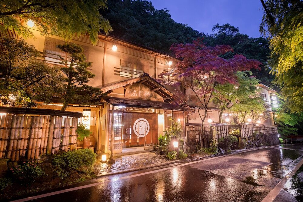 施設の正面 (日没後)