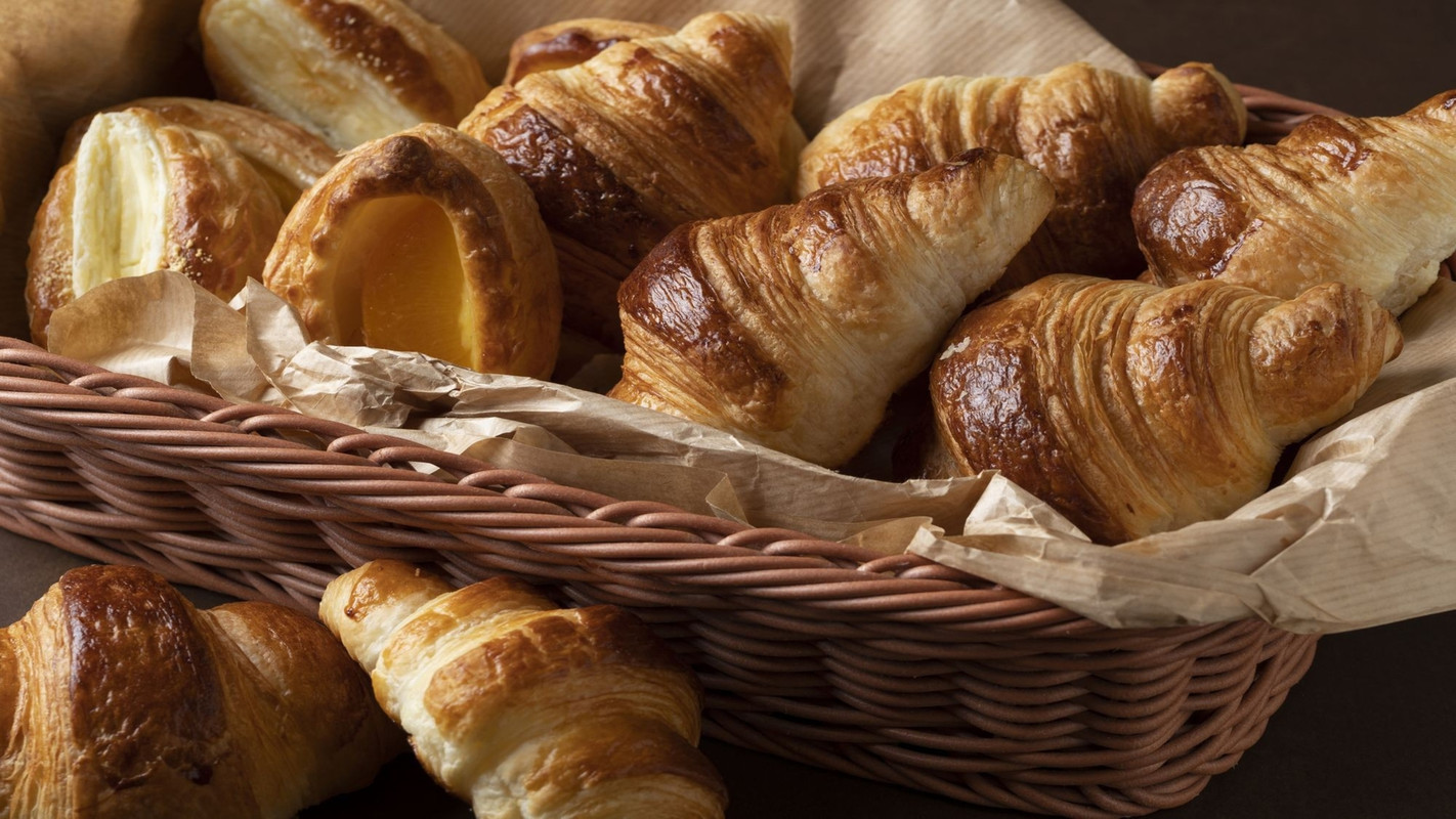 朝食一例／ホテルメイドのパン