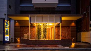 施設の正面 (日没後) / 3