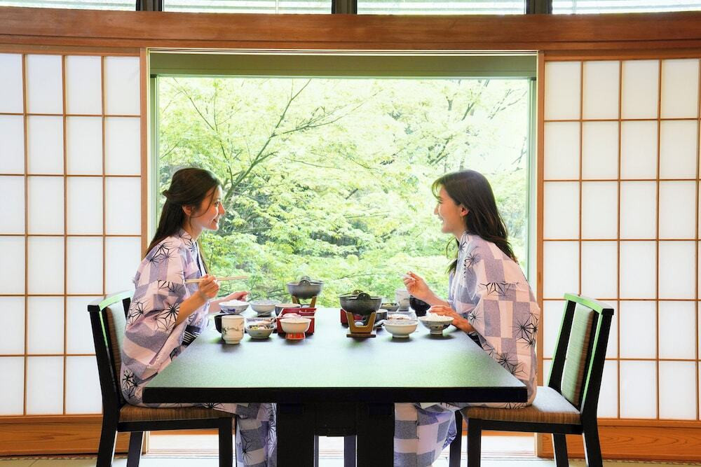 旅館のお食事処