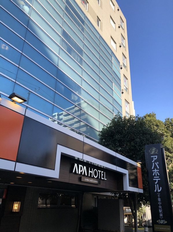 朝のホテル外観