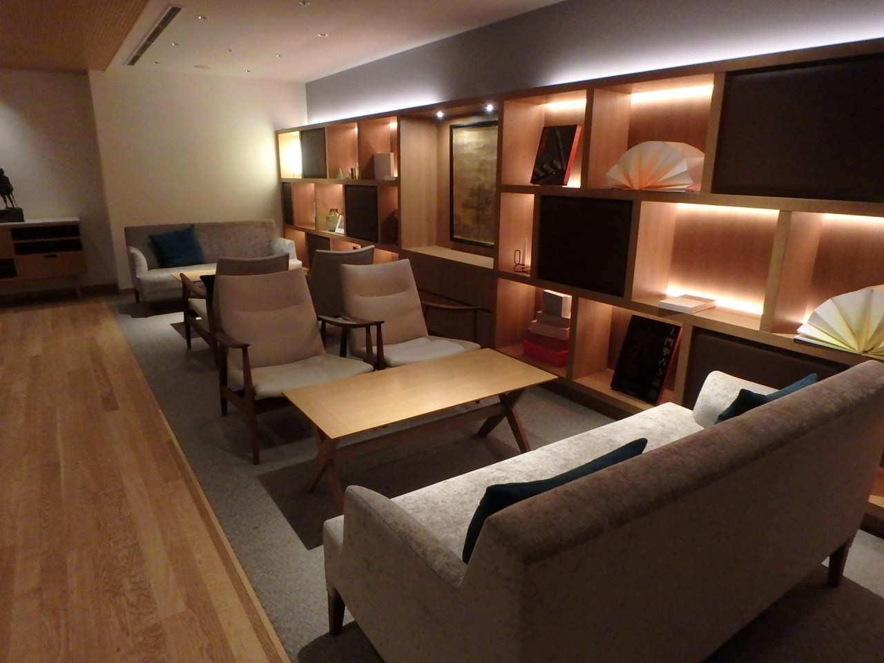 ライブラリーのような落ち着いた雰囲気のラウンジ1302520