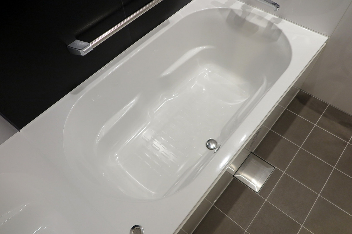 そして洗い場付きの浴槽、レインシャワーも向きを変えられました