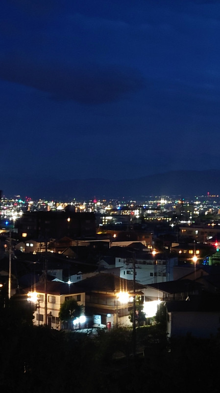 窓からは市街地の夜景も見えます