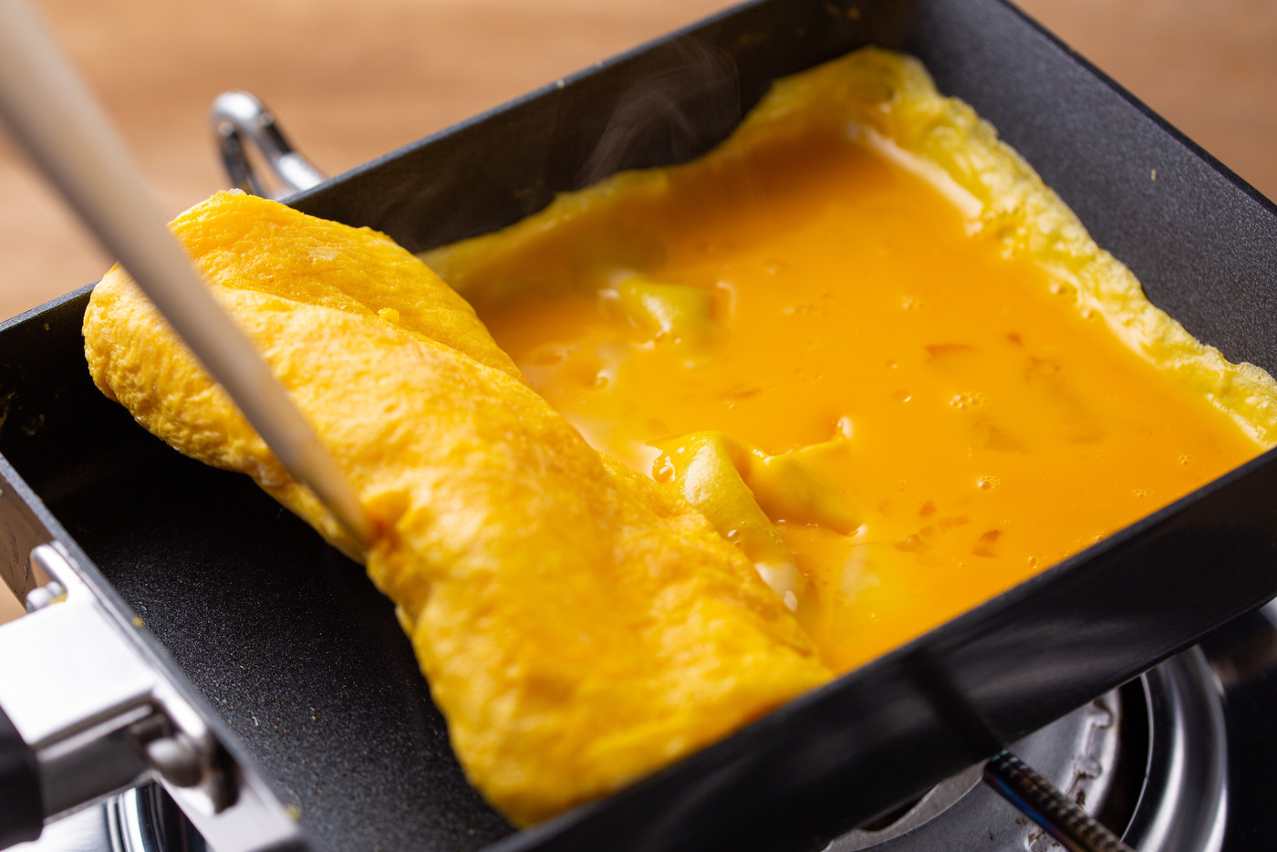 卵焼きをひっくり返す