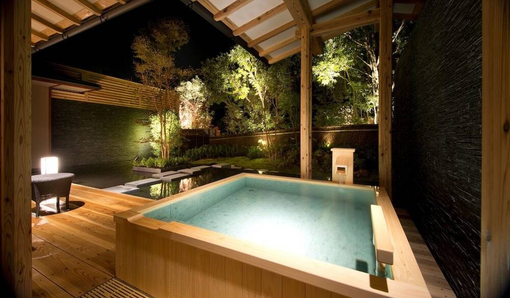 夜の露天風呂付きヴィラ一例② / 2