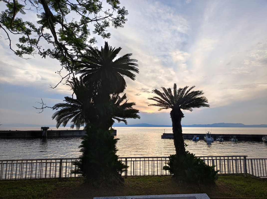 島原半島西海岸は夕日の名所。ホテル前にて。