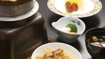 山河会席料理の締めは季節の釜飯 / 7