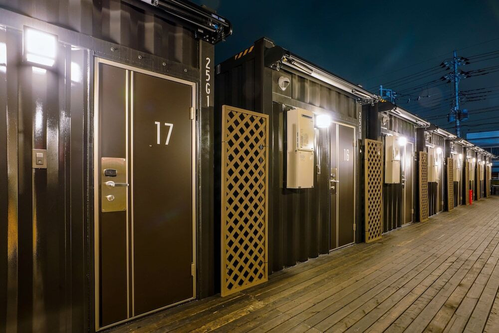 施設の正面 (日没後)