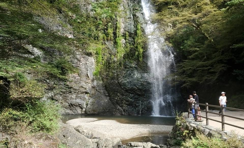 宿から車で約5分／箕面大滝 / 1