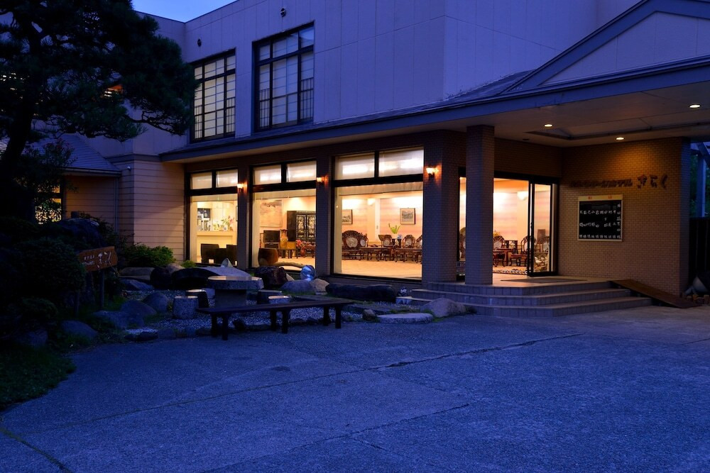 施設の正面 (日没後)