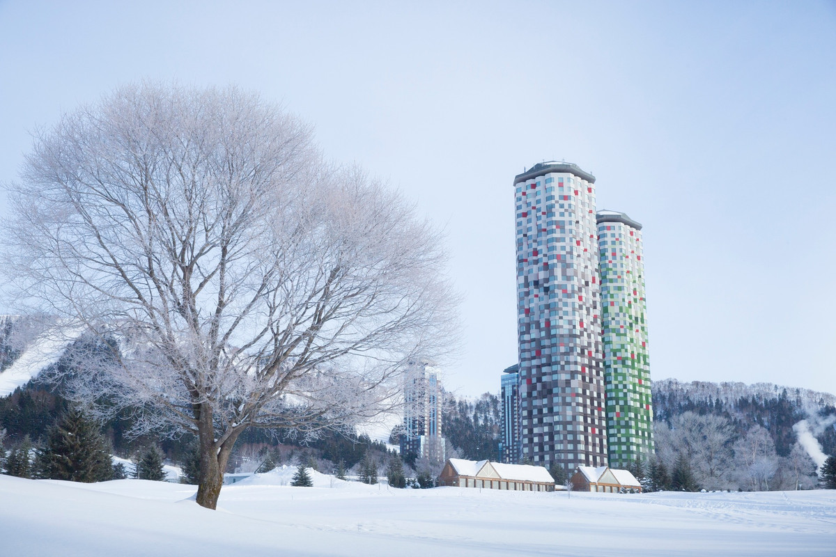トマム ザ・タワーの外観(冬)