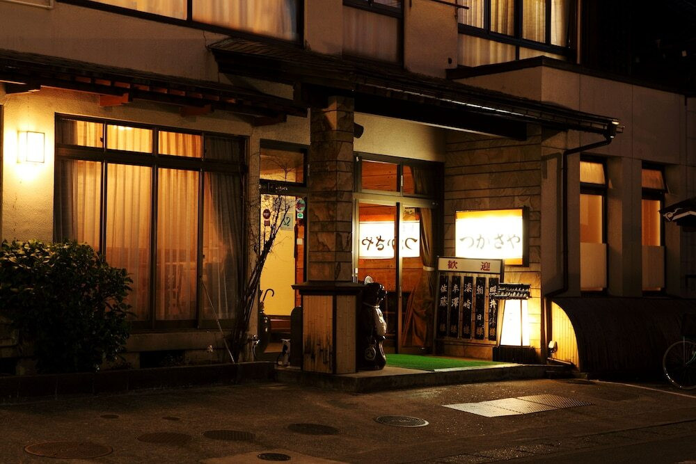 施設の正面 (日没後)