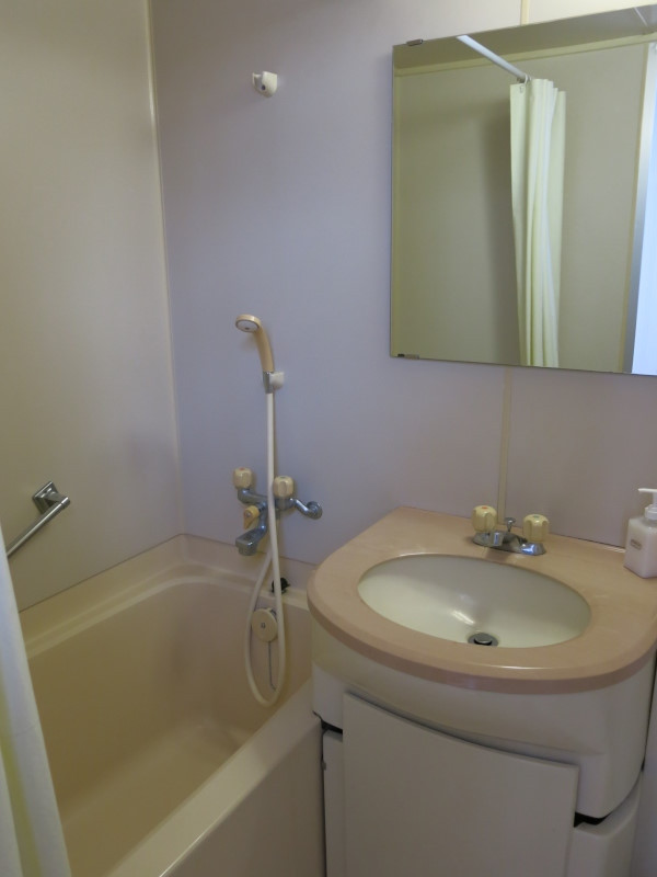 部屋の風呂は標準的（ビジネスホテル並）