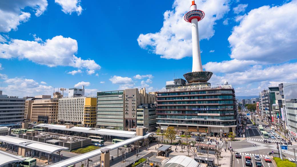 京都タワーと京都駅周辺風景 / 2