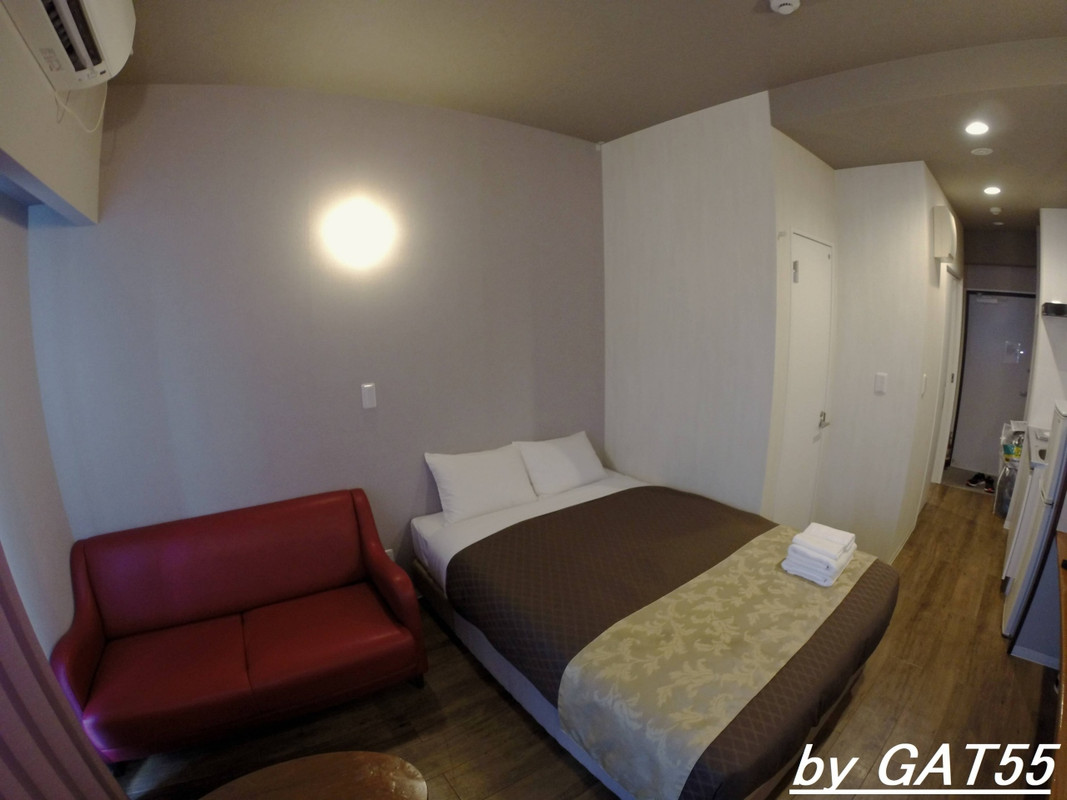 ソファーと机はボロです