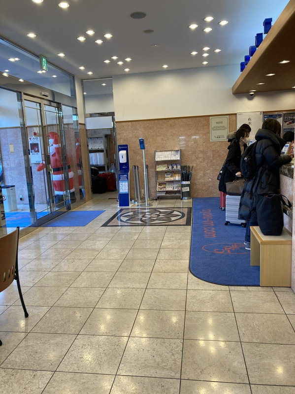 エントランスはあまり広くはないです