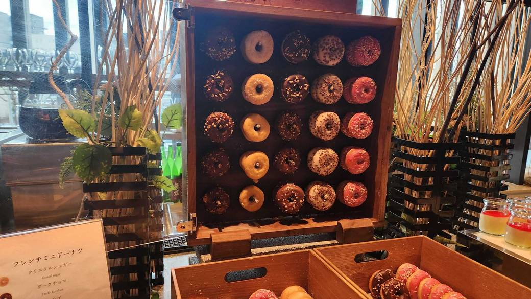 朝食ビュッフェ ドーナツ / 3