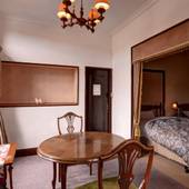 かいひん荘鎌倉（神奈川県 旅館）：限定一室、国登録有形文化財の「らんの間」。ベッドルームとリビングダイニングを備えた38平米の客室は、大正ロマンの香り漂う特別な一室。 / 2