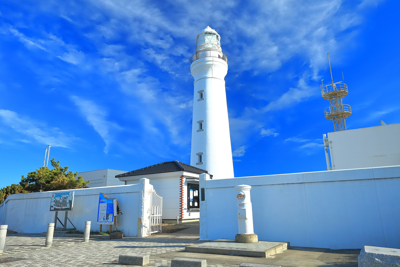 【千葉県】晴天下の犬吠埼灯台と白いポスト