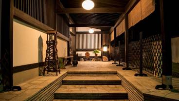 施設の正面 (日没後) / 3