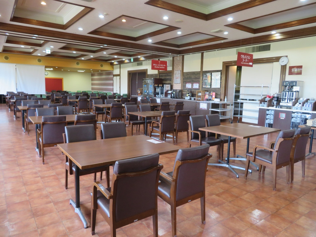 食堂/コロナの関係で、バイキングではないので華やかさはない