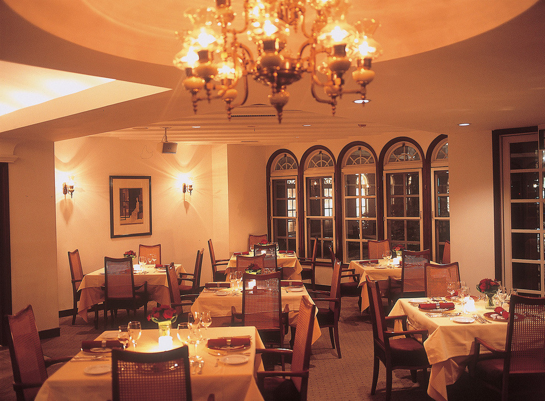 「レストラン 桂姫」 内観 32108209 夜はキャンドルの炎が温かな落ち着いた雰囲気の中、ゆったりと素敵な時間をお過ごしください