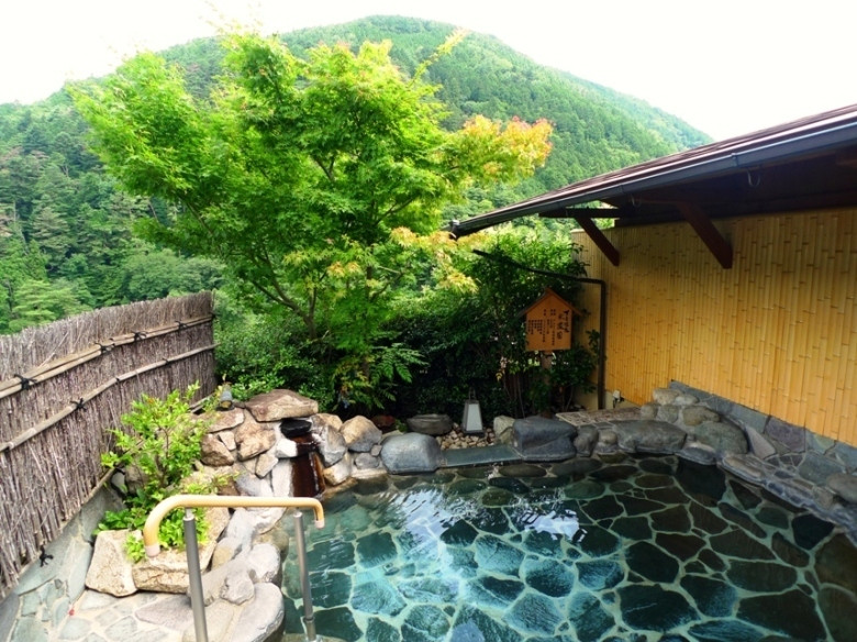 6. お風呂からの桜に和む「懐石宿 水鳳園(すいほうえん)」4089007