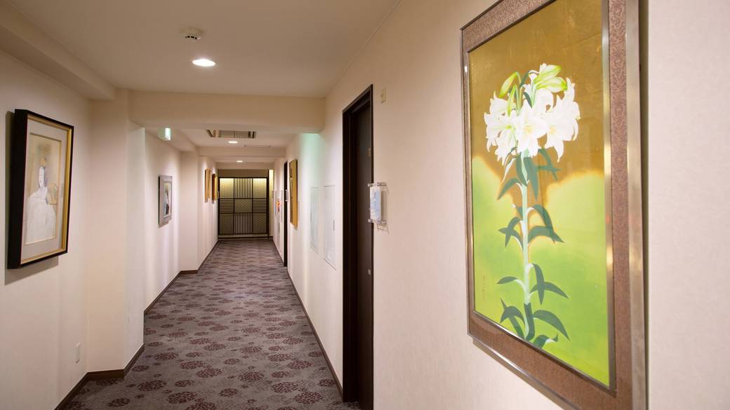 絵画鑑賞やお土産選びを
楽しむひととき / 3