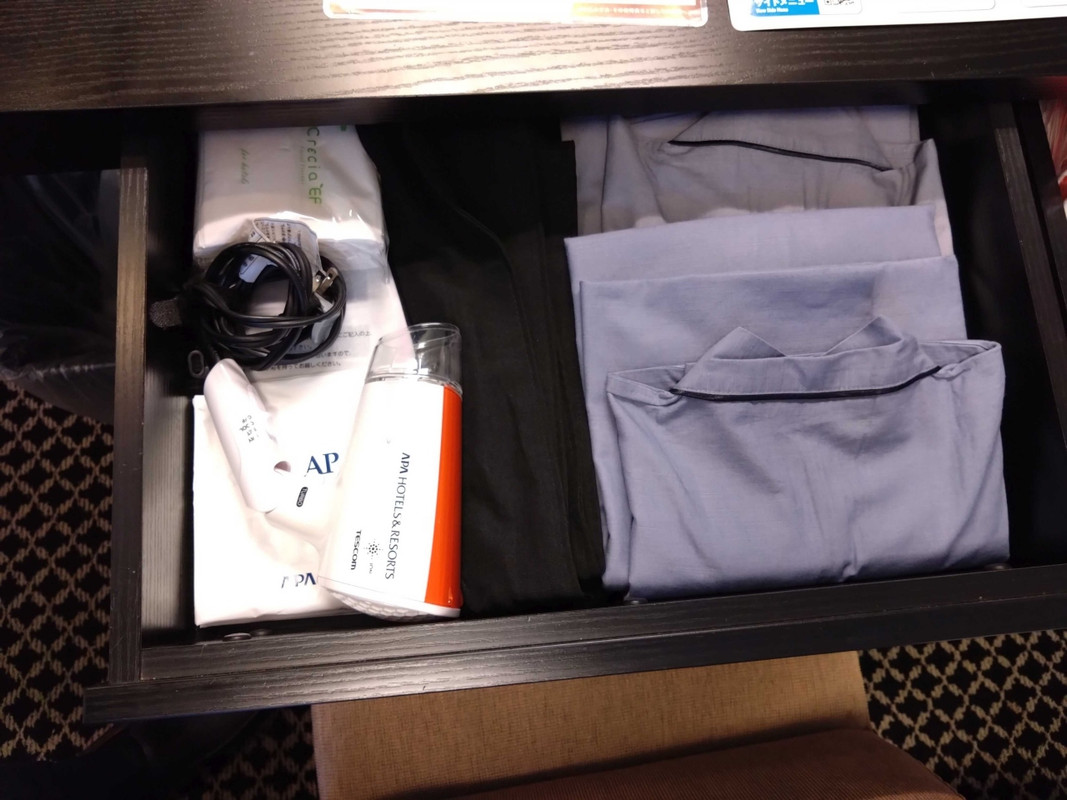 パジャマやドライヤーは引き出しに入っていました