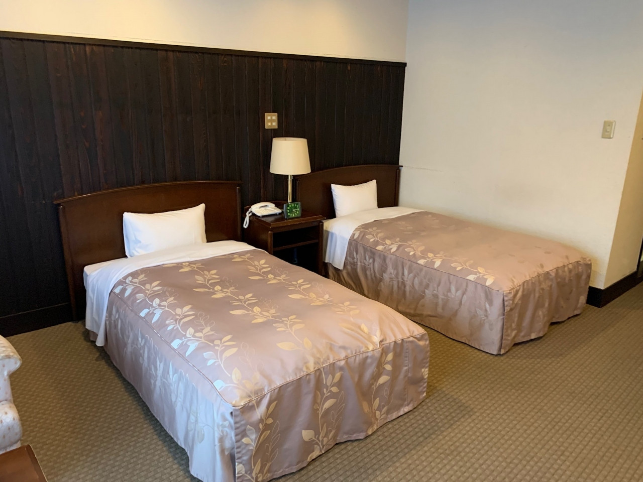 約200銘柄、約2万本が貯蔵される自慢のワインカーヴ4376530