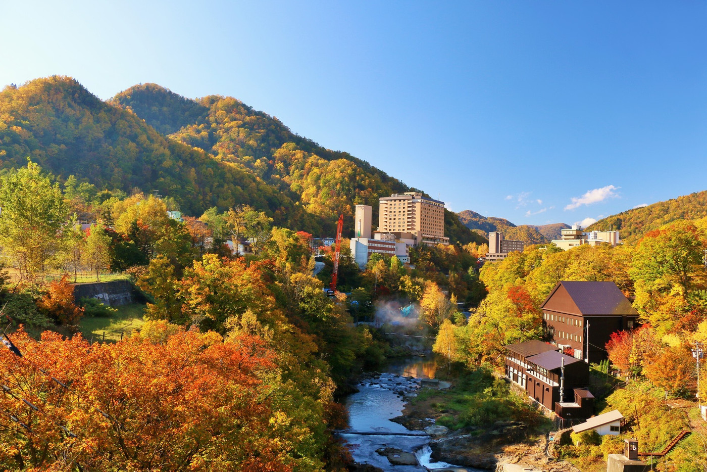北海道 秋の定山渓温泉街