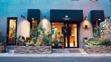 施設の正面 (日没後) / 1