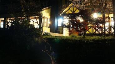 施設の正面 (日没後) / 5