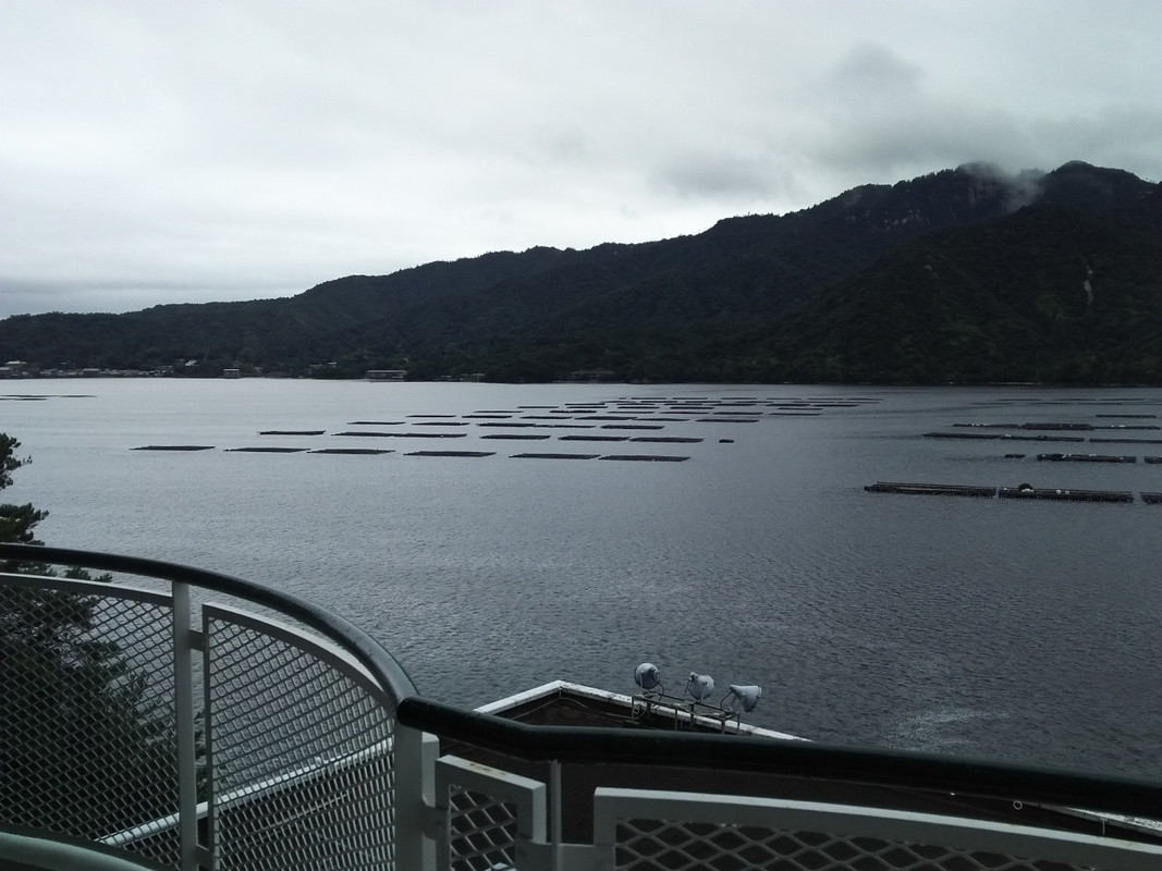 部屋から安芸の宮島と瀬戸の海をのぞむ