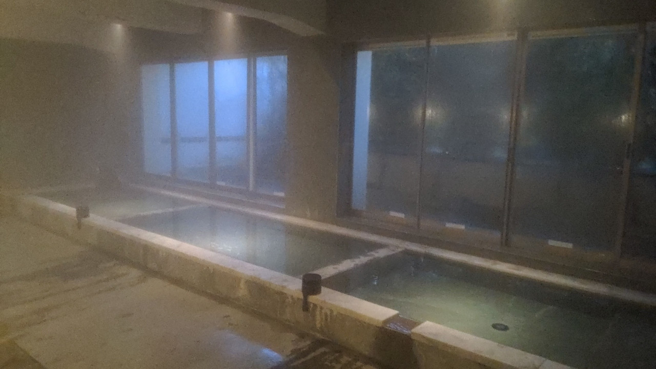 2Fのお風呂は広いのですが一番熱い風呂に石があるのが邪魔