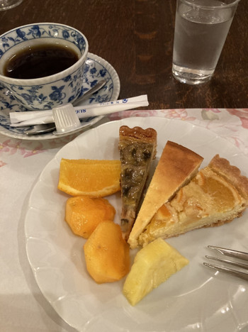 スイーツを食べて幸せいっぱい！「クラシックイン　ロビンソン」3505480