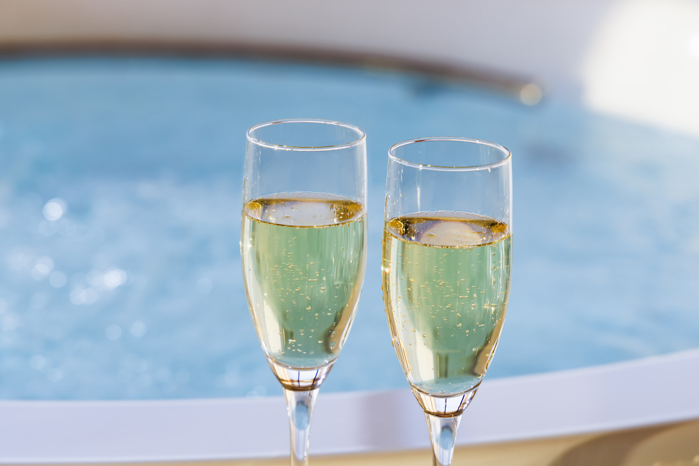 おいしそうなシャンパンとリラックスできるジェットバス