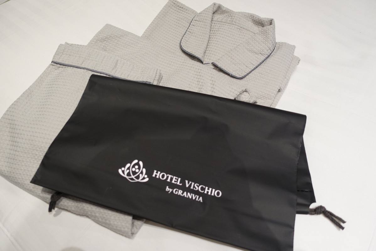 部屋着上下セパレート。お風呂用バッグあり。