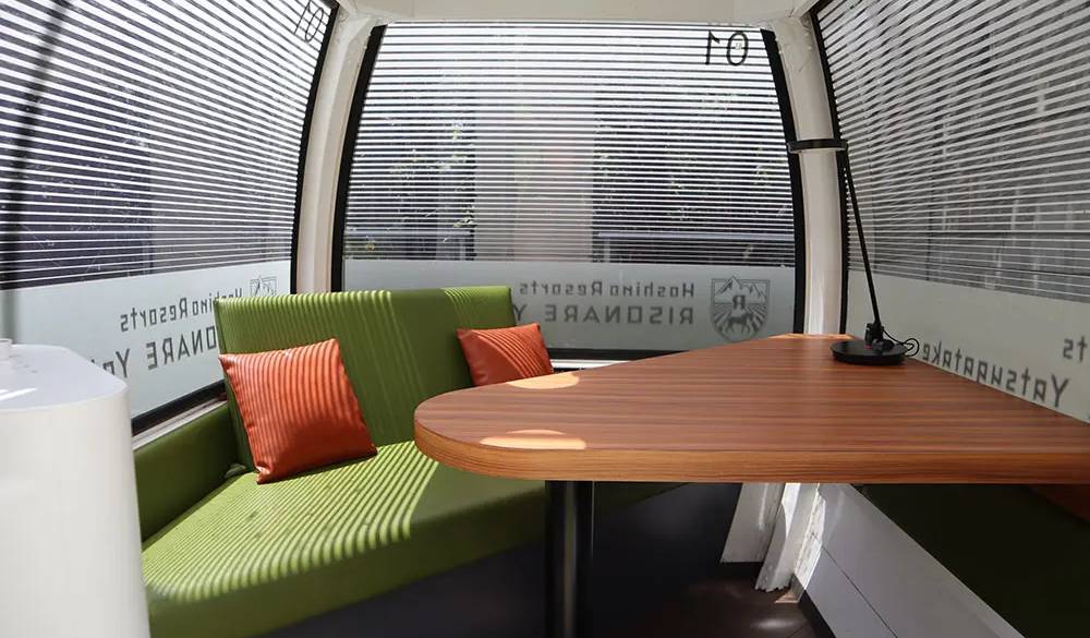 8名定員のゴンドラなので中は広々。周りの目が気にならないように工夫されているので、きっと作業も捗るはず。