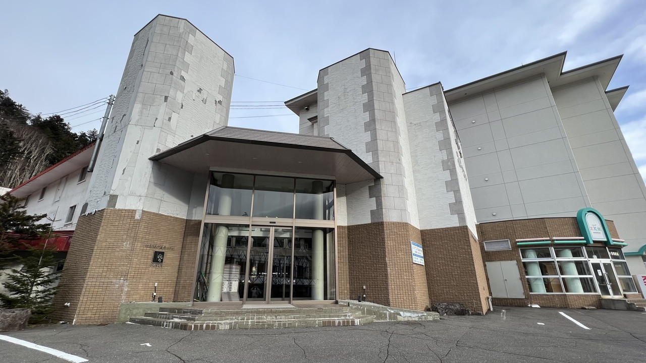 然別湖に面して建っています。