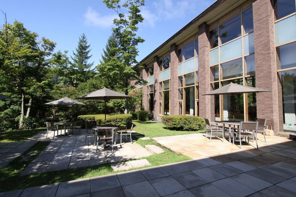 2. プールに入って優雅なひと時を…別荘地にたたずむ「ホテルハーヴェスト旧軽井沢」3506278