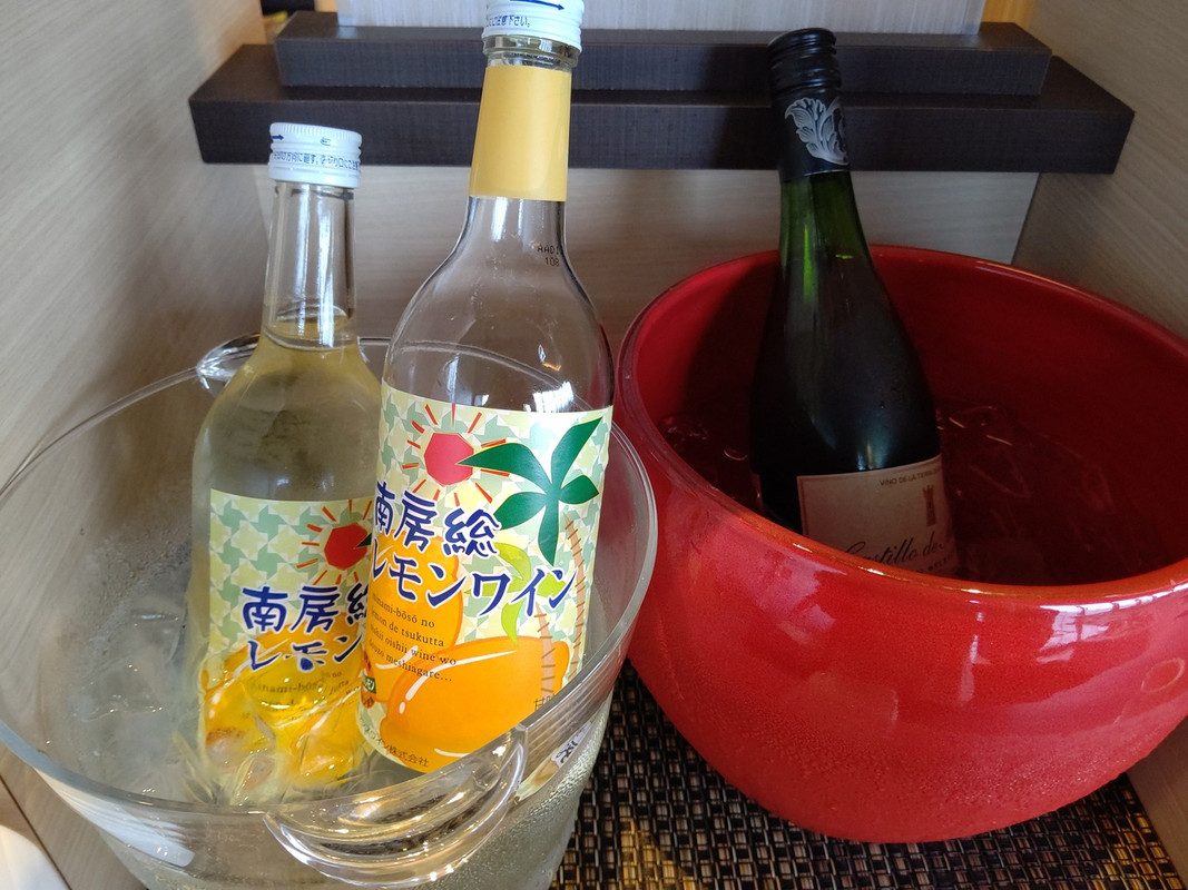 ラウンジ。ビールは一番搾りの中瓶。ご当地ワインは白、赤ワイン