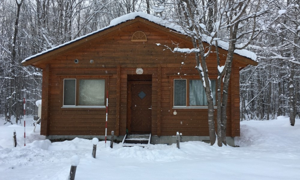 宿泊したコテージの外観です。目の前に駐車スペース有。
