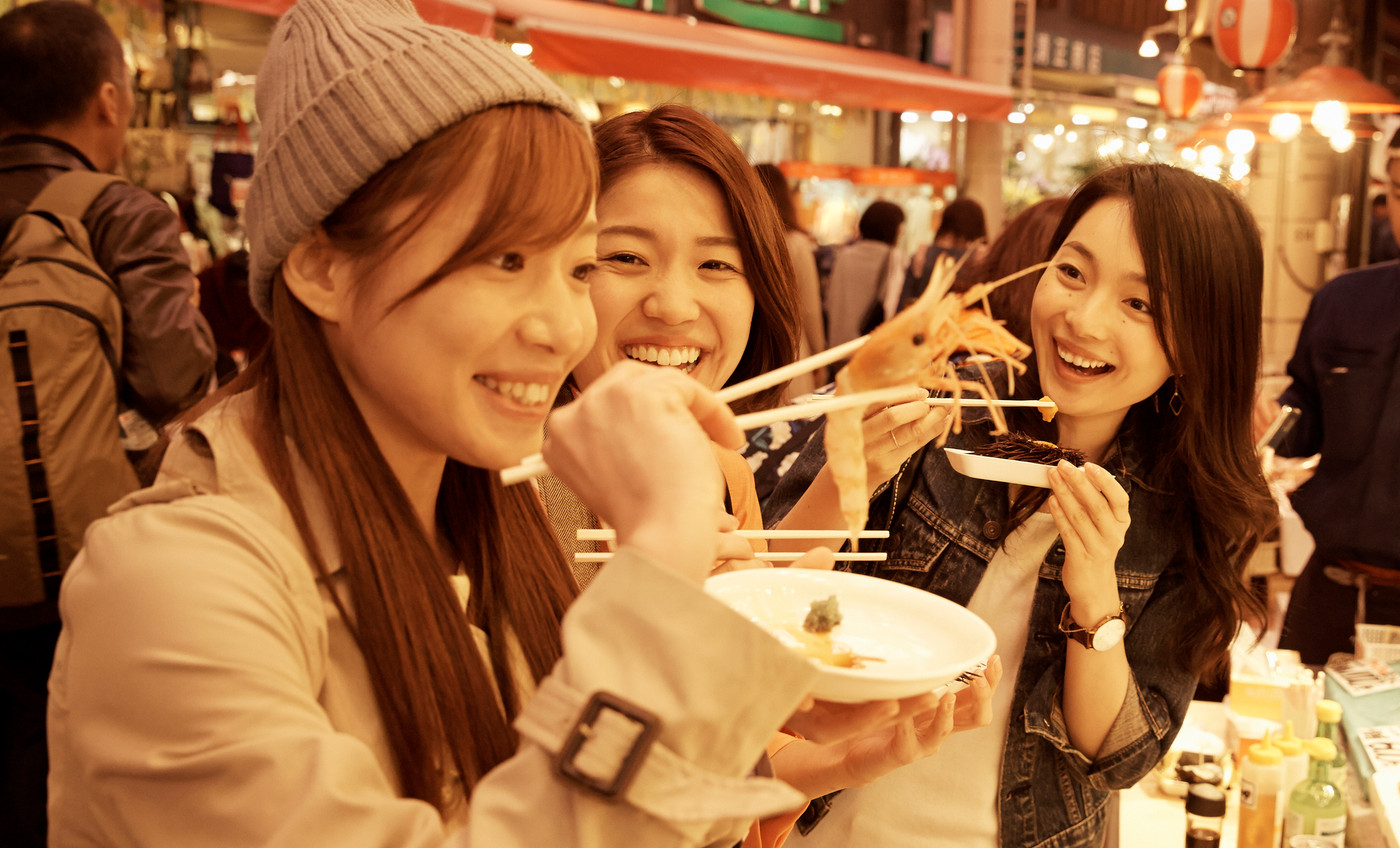 市場を観光する女性たち