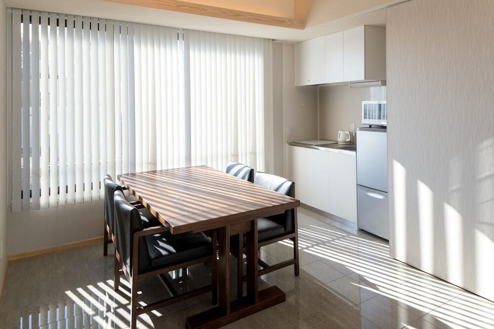 客室内のダイニングエリア