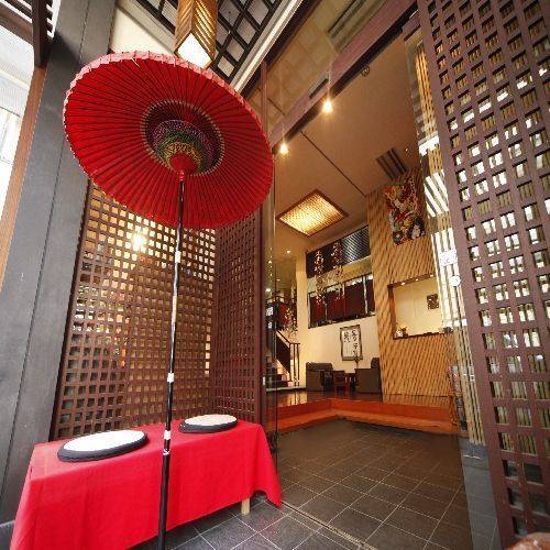 日本庭園を望む館内で
チェックイン
 / 1