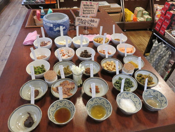 「ぽんしゅ館 利き酒番所」料理 1278266 他のコーナーにある試食コーナー