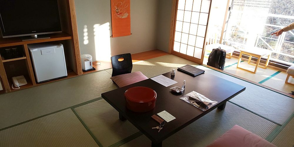 生駒山が見えて部屋は広々しています。